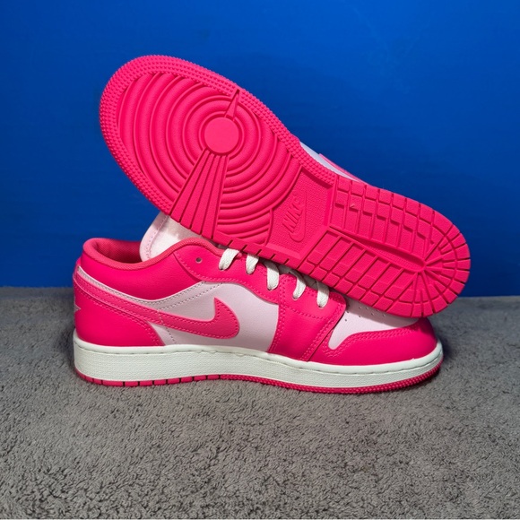 Jordan 1 low
'Valentine’s Day'
Brand new - Picture 3 of 11